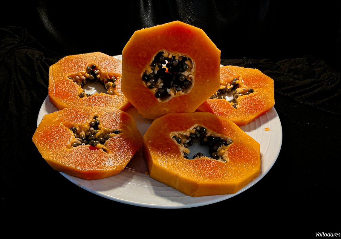 Ensalada tropical con semillas de papaya crujientes