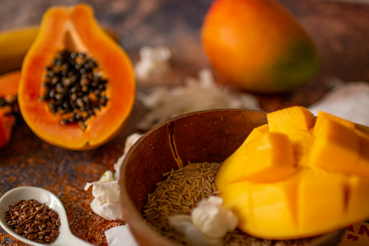 Postre de chocolate con semillas de papaya